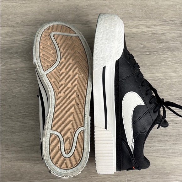 Nike Black and White Sneakers with Bold Design - Picture 4 of 5